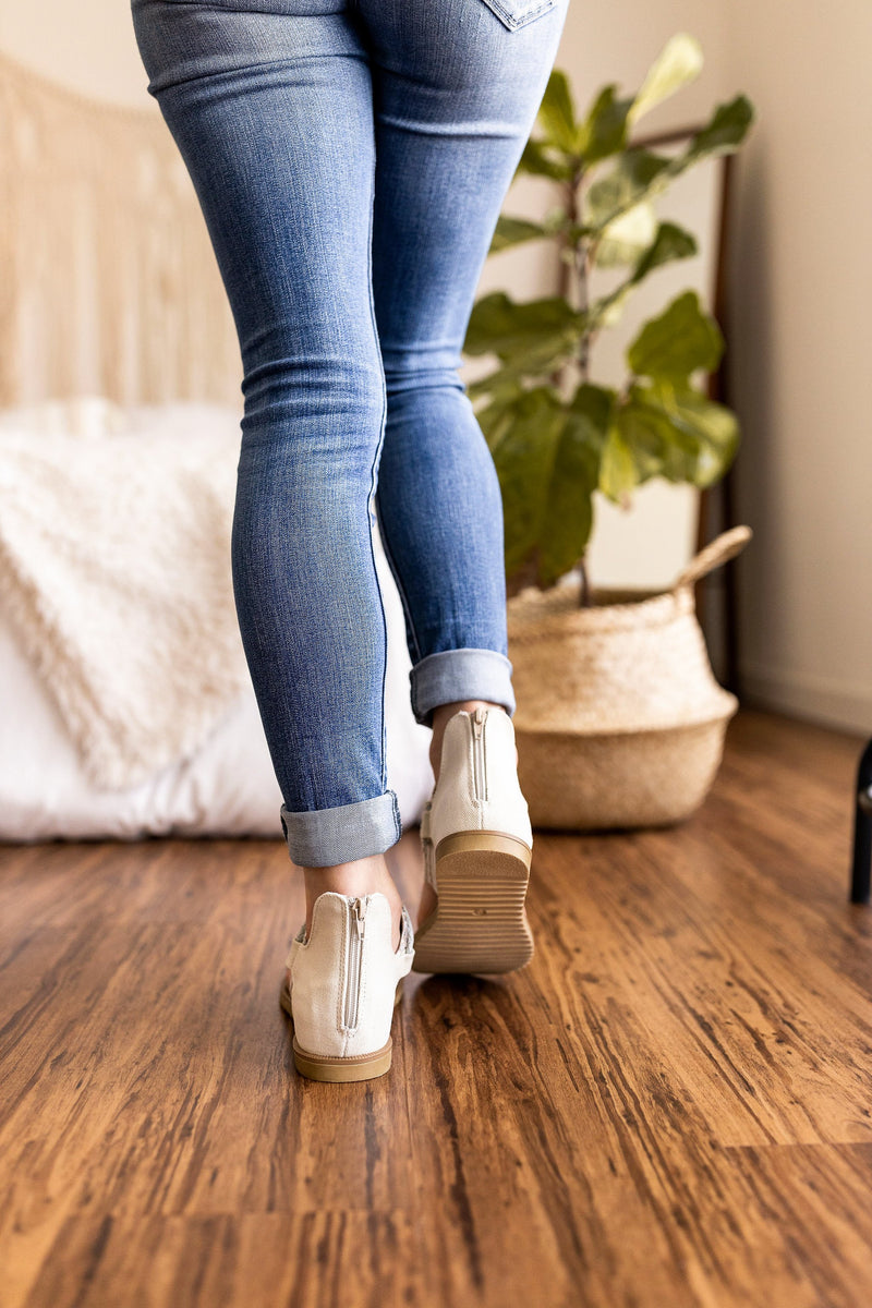 Very G Dakota Sandal in Cream