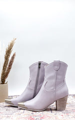 Beast Dakota Ankle Boots in Lilac